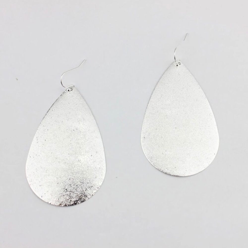 NEW๐๐BIG BOLD SHIMMER TEAR DROPS ๐๐LOVE SILVER - Picture 1 of 5